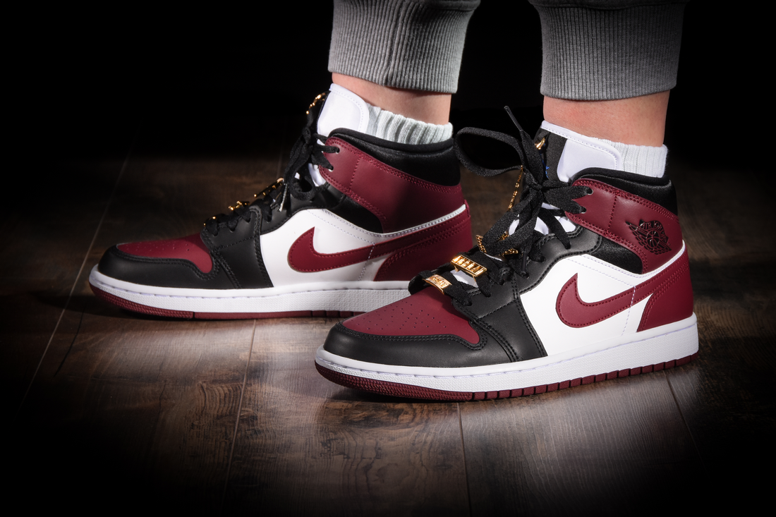 NIKE AIR JORDAN 1 RETRO MID SE WMNS BLACK DARK BEETROOT